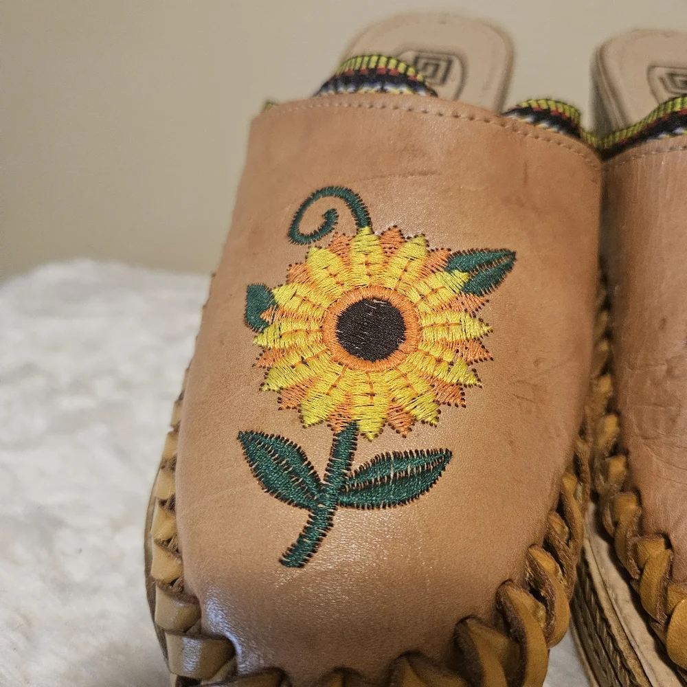 Leather Floral Embroidered Platform Wedge Women's size 6 *ay